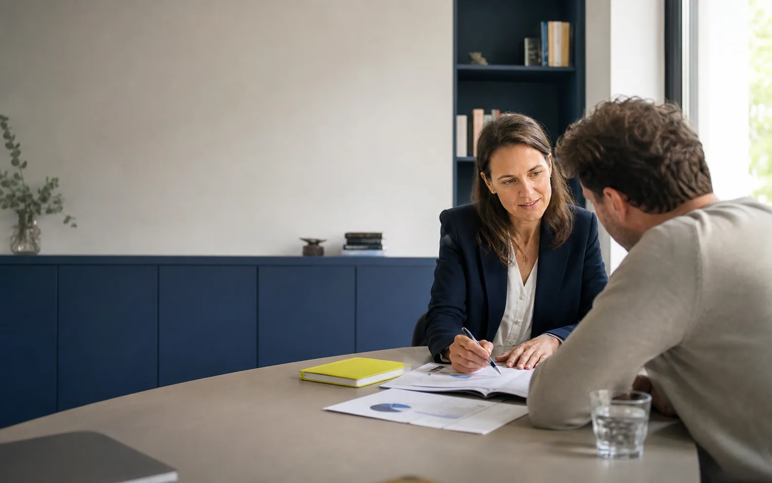 Adviseur bespreekt heldere cijfers met een ondernemer