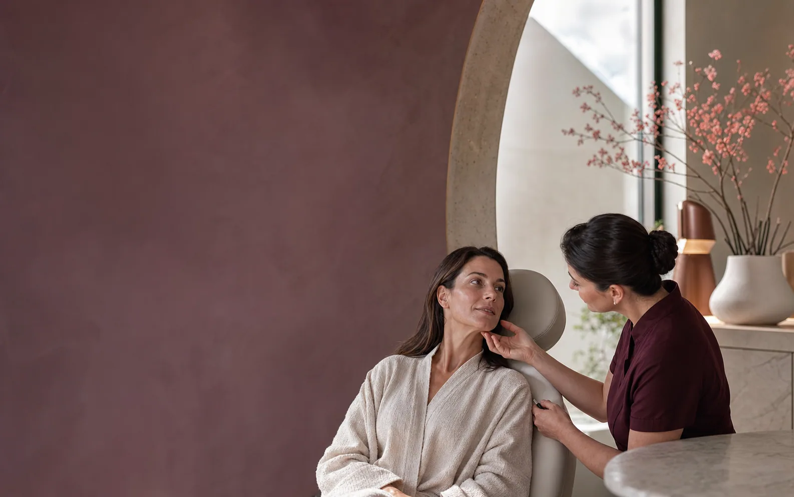 Persoonlijke huidconsultatie in een warme, rustige beautystudio